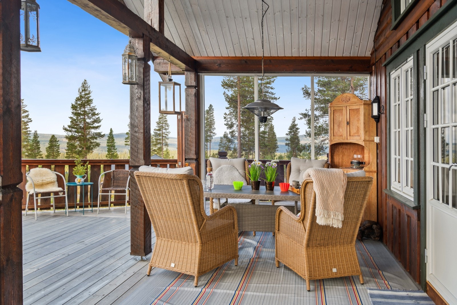 Overbygd terrassedel med glassvindu mot nord som gir et lunt og godt sted å sitte og nyte utsikten. I tillegg er det rom for mer luftige sittegrupper her ute. Galleribilde