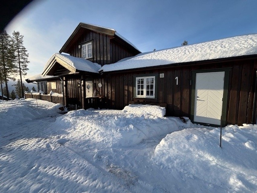 Utebod med god plass for oppbevaring tilknyttet hytta. Overbygd inngangsparti med adkomst til terrasse mot sørvest. Galleribilde