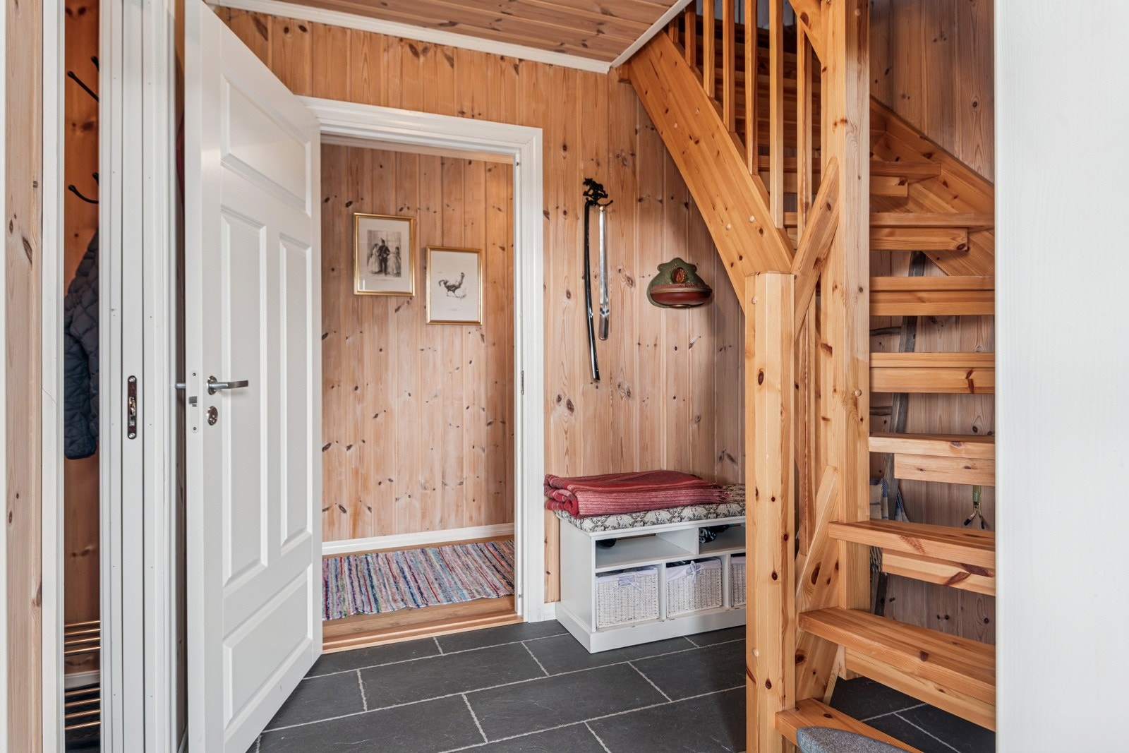 Du ønskes velkommen inn til en romslig hall med trapp til oppstue og smart løsninge med eget garderoberom. Galleribilde