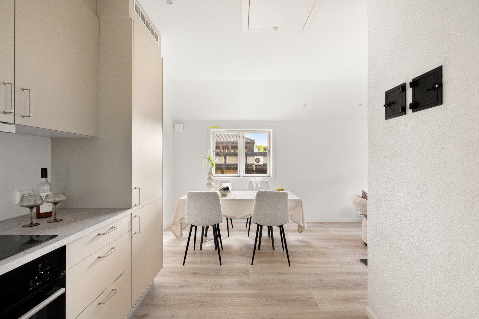 Gulvet er laminat og er av typen Kronotex Mountain Oak Beige og nøytrale farger understreker den lette og moderne atmosfæren. Galleribilde