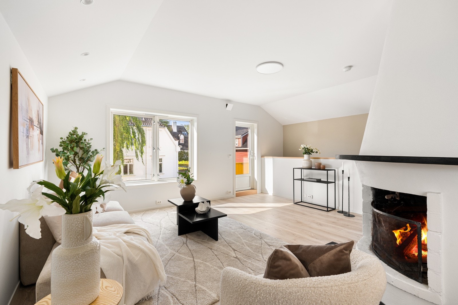 Velkommen til Kannikgata 50A, en gjennomført og innflyttingsklar vertikaldelt tomannsbolig! Galleribilde