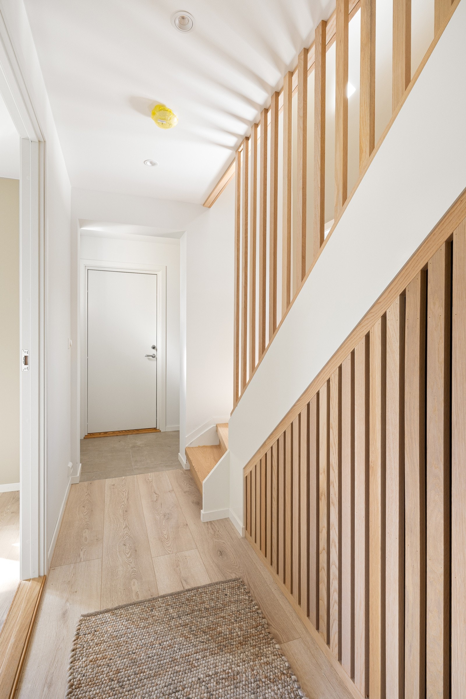 Fra inngangspartiet trer du inn i en lys entré med god plass til garderobe og videre inn i en romslig gang. Galleribilde