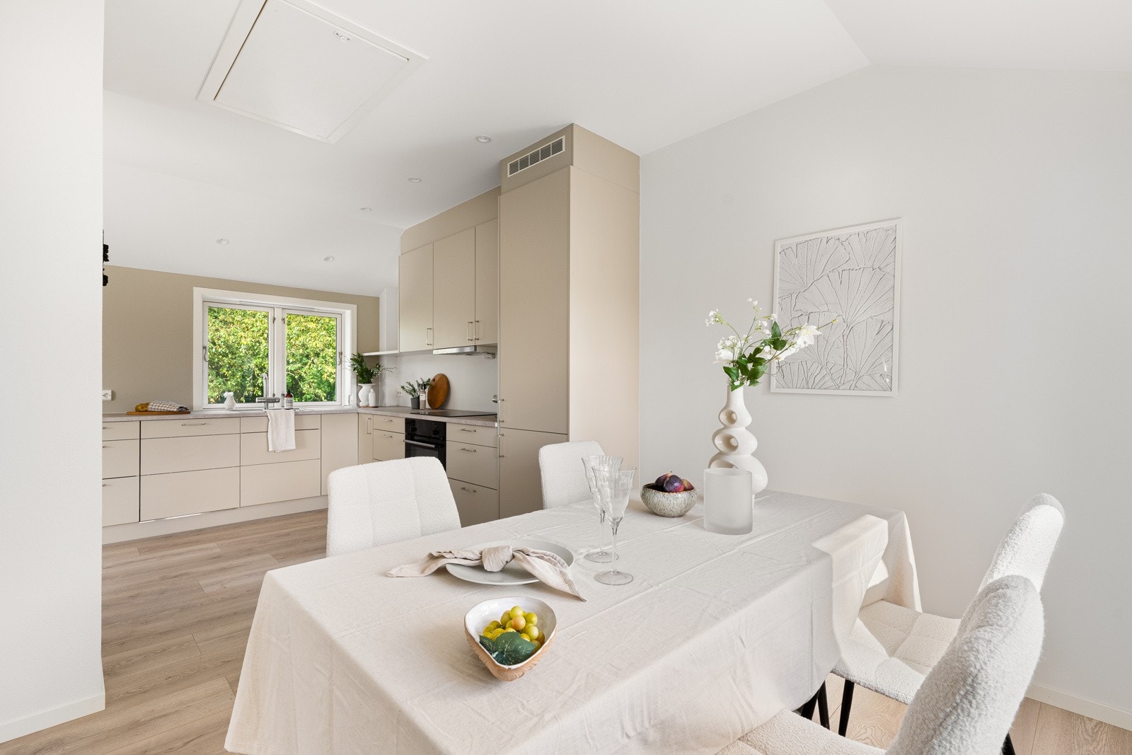 Kjøkkenet fra 2024 er moderne og funksjonelt, med lyse fronter, slitesterke benkeplater og integrerte hvitevarer. Galleribilde