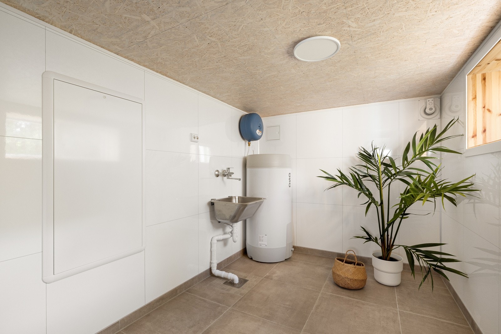 Vaskerommet har fliser, utslagsvask og plass til både vaskemaskin, tørketrommel og innredning. Galleribilde