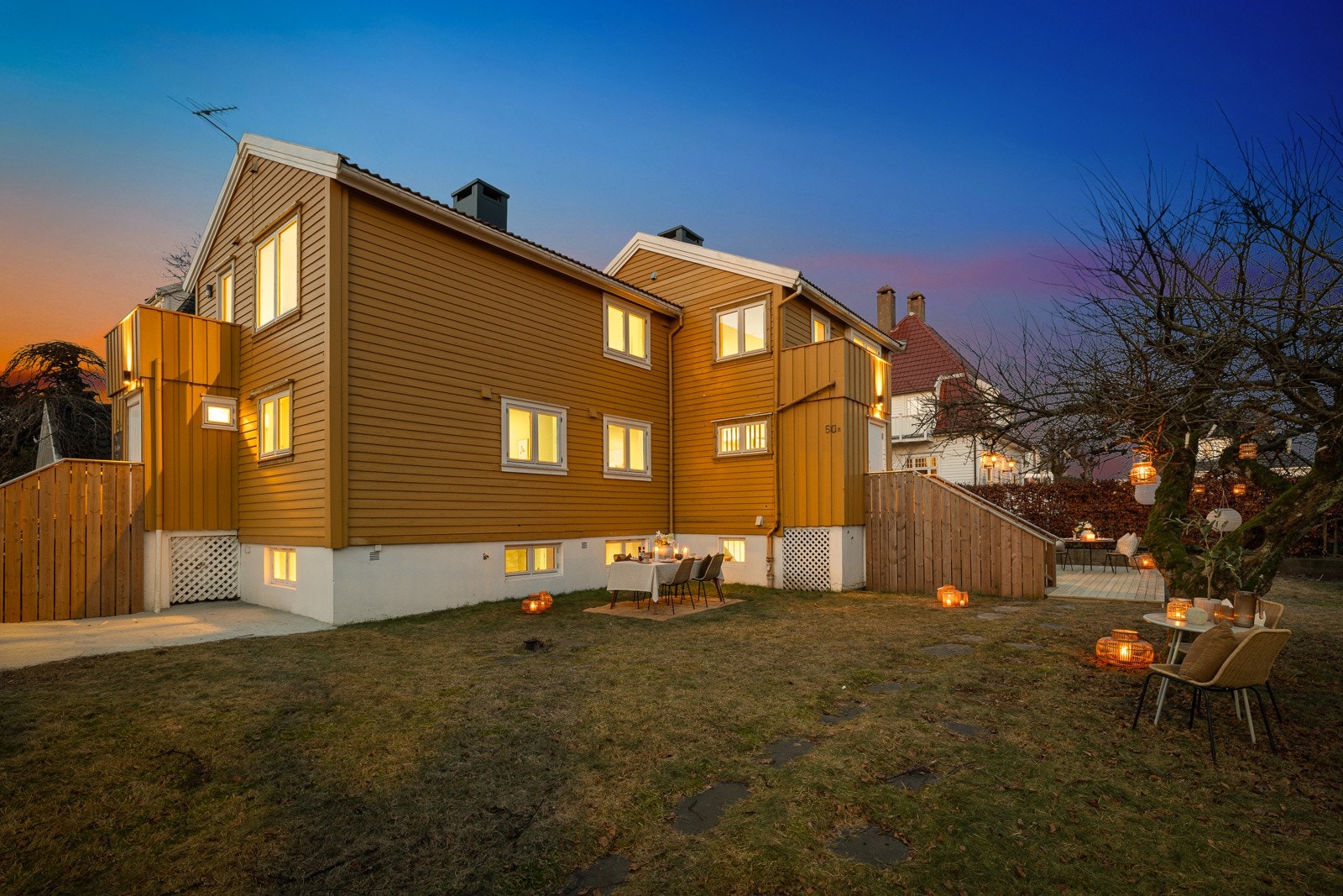 For ytterligere privatliv og en tydelig avgrensning mellom boenhetene vil selger innen 15. juni etablere en tett og pen laurbærhekk ved inngangspartiet og langs skillet mellom 50 A og 50 B. Galleribilde