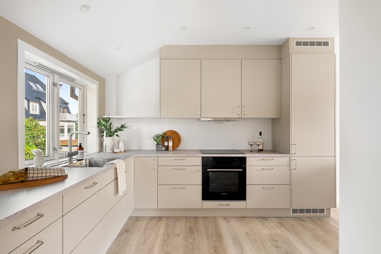 Kjøkkenet fra 2024 er moderne og funksjonelt, med lyse fronter, slitesterke benkeplater og integrerte hvitevarer. Galleribilde