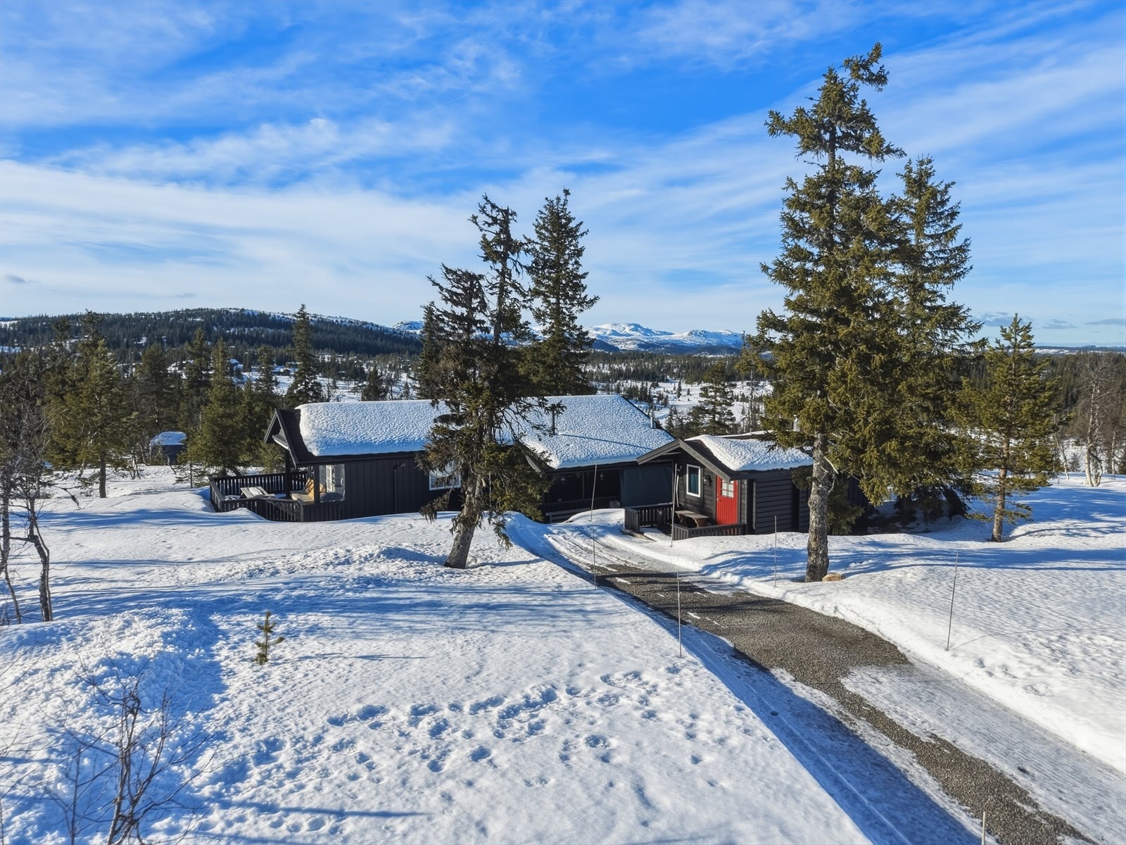 Helårs bilvei frem og innlagt strøm. Vann til yttervegg. Galleribilde