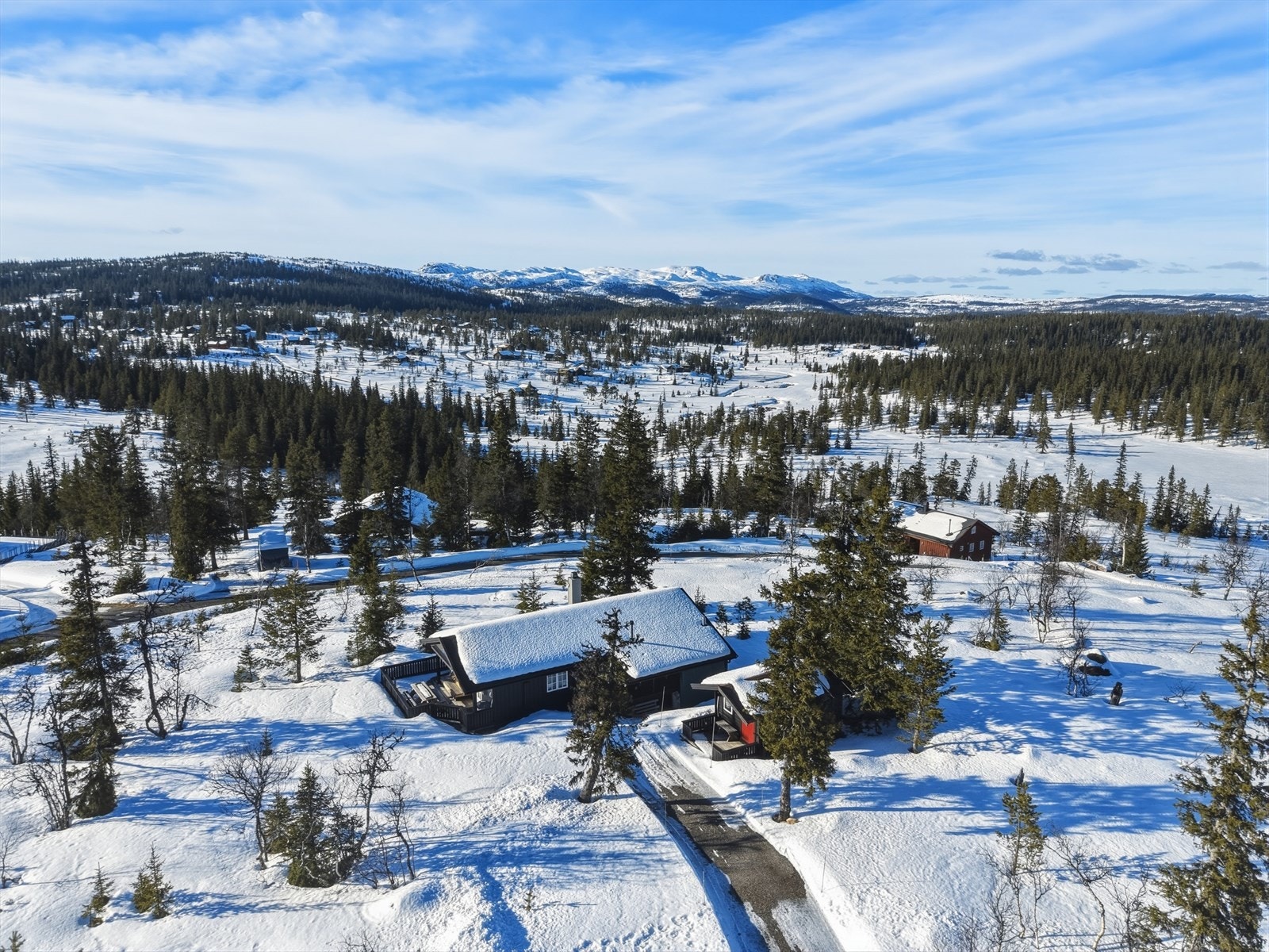 Eiendommen ligger meget solrikt til og har en fin utsikt mot fjellene og inngangen til Hardangervidda. Galleribilde
