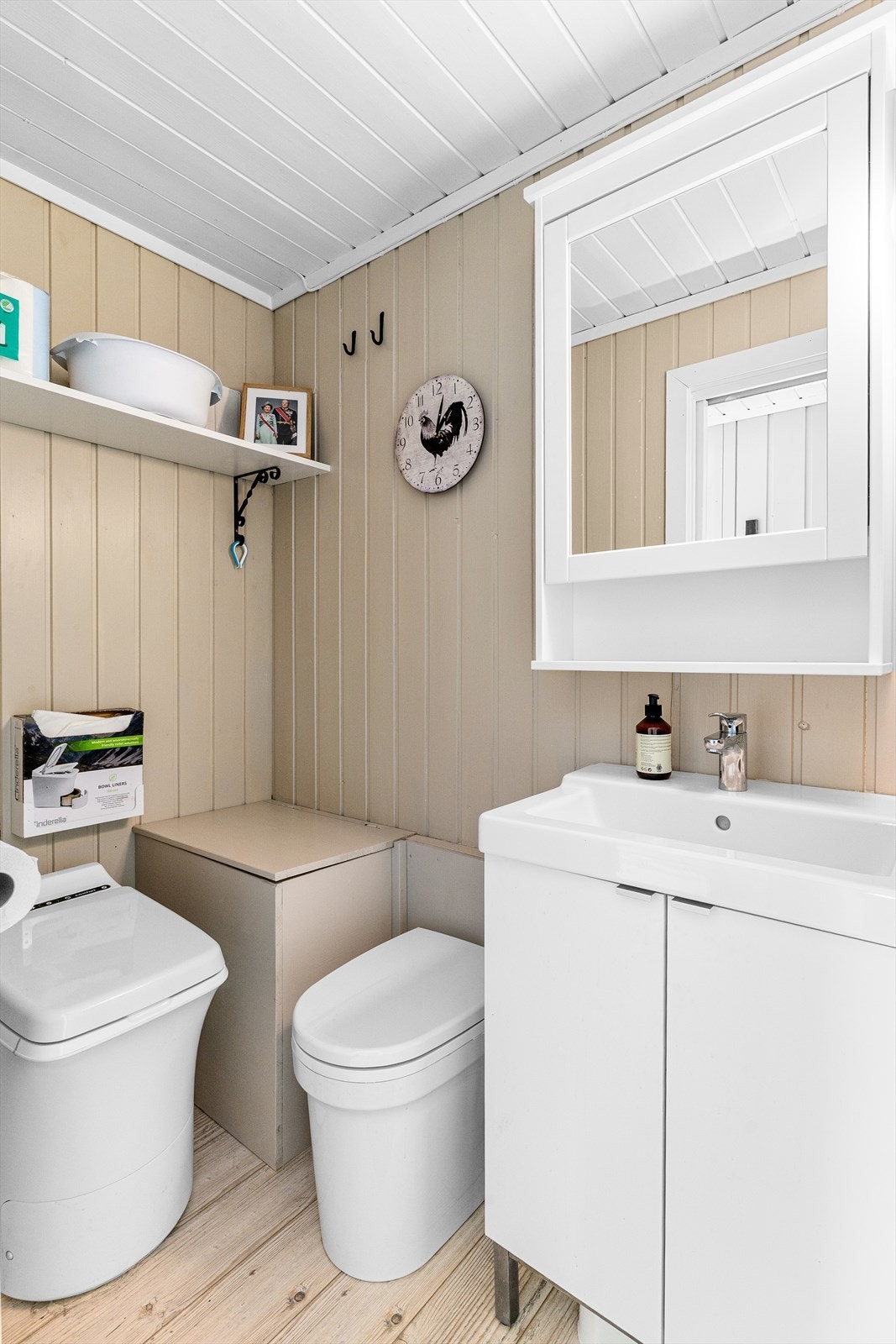 Rommet inneholder cinderella klosett, vask med innredning. Galleribilde