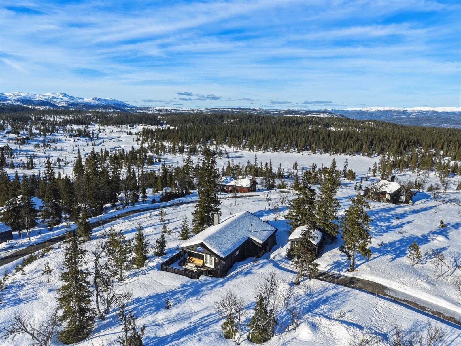 Eiendomsmegler Lars Bredeveien presenterer en tiltalende hytte i et populært hytteområde på søre Vegglifjell. Velkommen til Sundtjønnskarven 45! Galleribilde