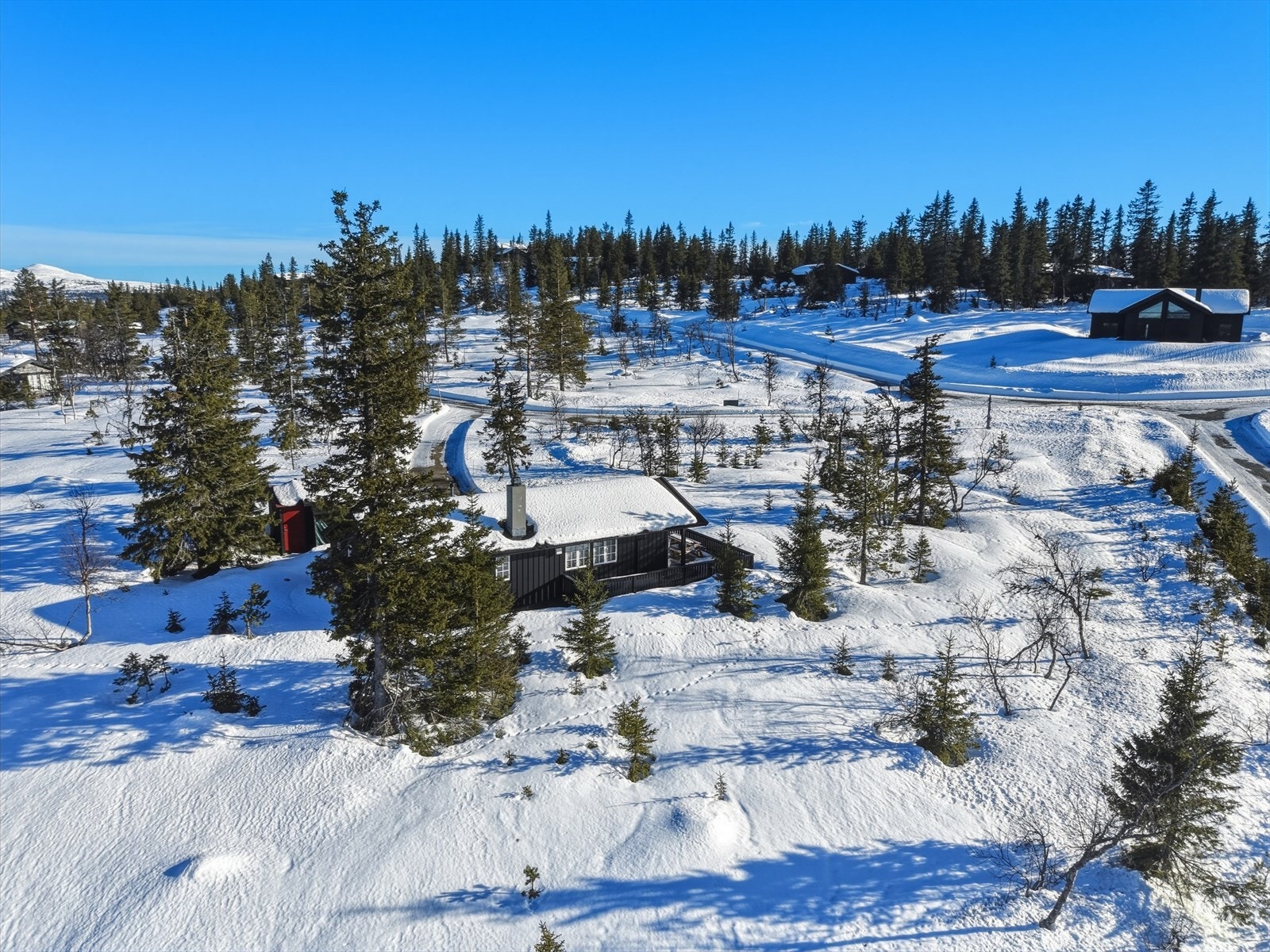 Hytten ligger fint og solrikt til på Sundtjønnskarven på Vegglifjell i Numedal, ca 2 timer fra Oslo og ca. 1 time fra Kongsberg. Galleribilde