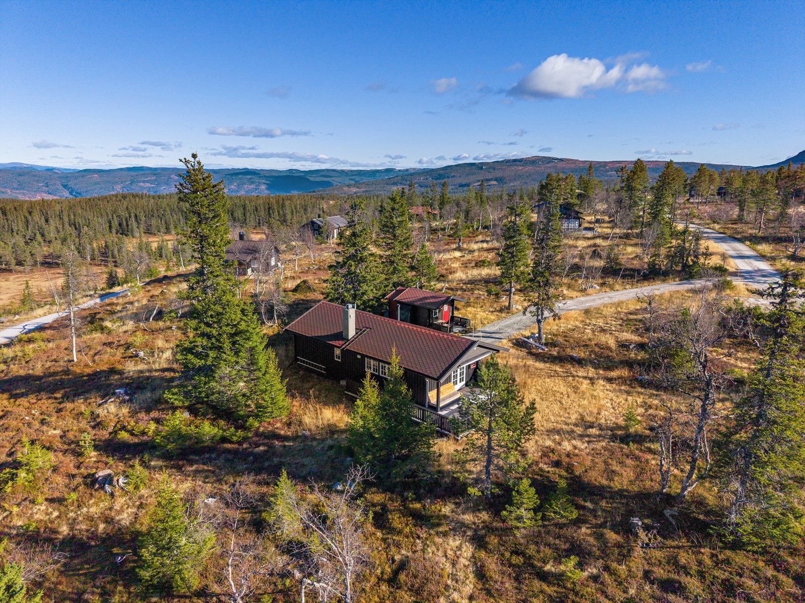 Eiendomsmegler Lars Bredeveien presenterer en tiltalende hytte i et populært hytteområde på søre Vegglifjell. Velkommen til Sundtjønnskarven 45! Galleribilde