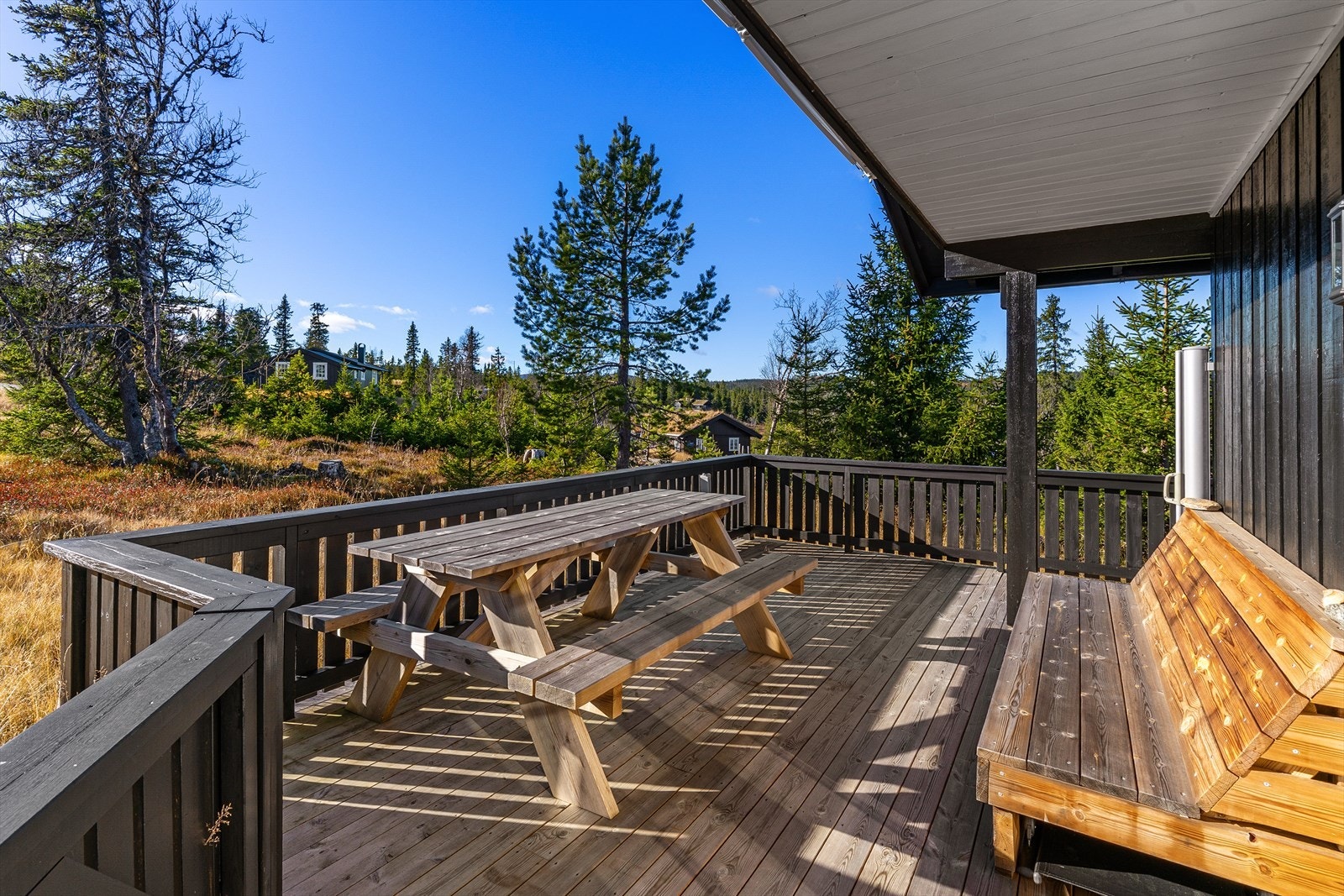 Eiendommen ligger meget solrikt til og har en fin utsikt mot fjellene og inngangen til Hardangervidda. Galleribilde