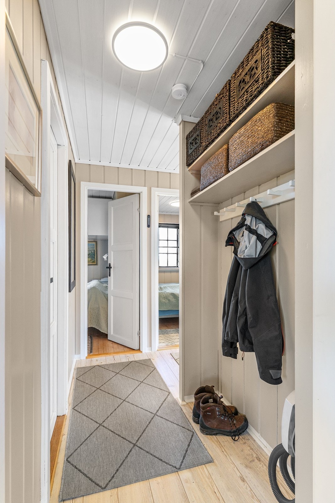 Her er det god plass til å henge fra seg yttertøy og sette fra seg sko. Galleribilde