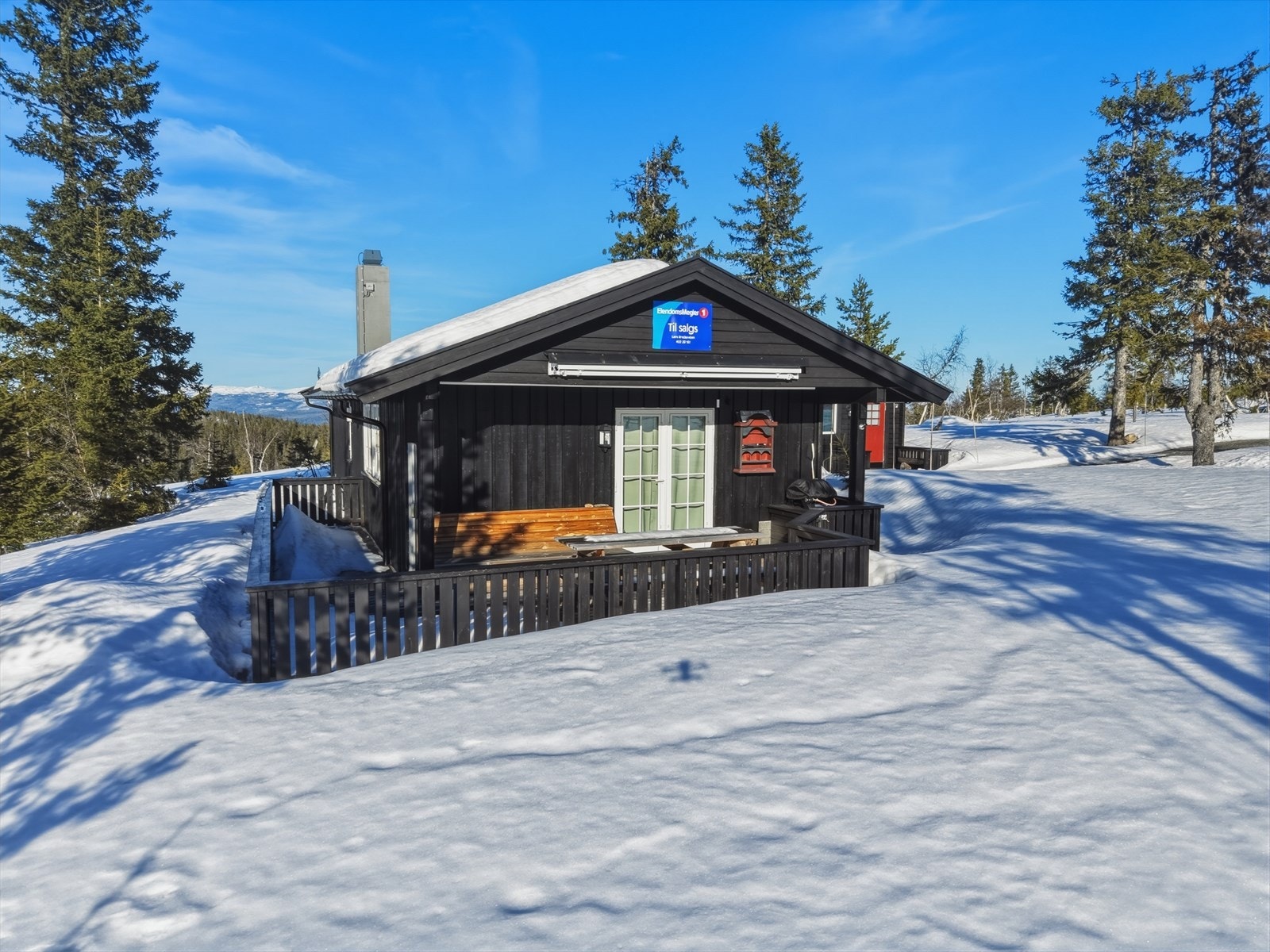 Den solrike verandaen og annekset med sjarmerende dekor inviterer til rolige stunder og naturnære opplevelser. Galleribilde