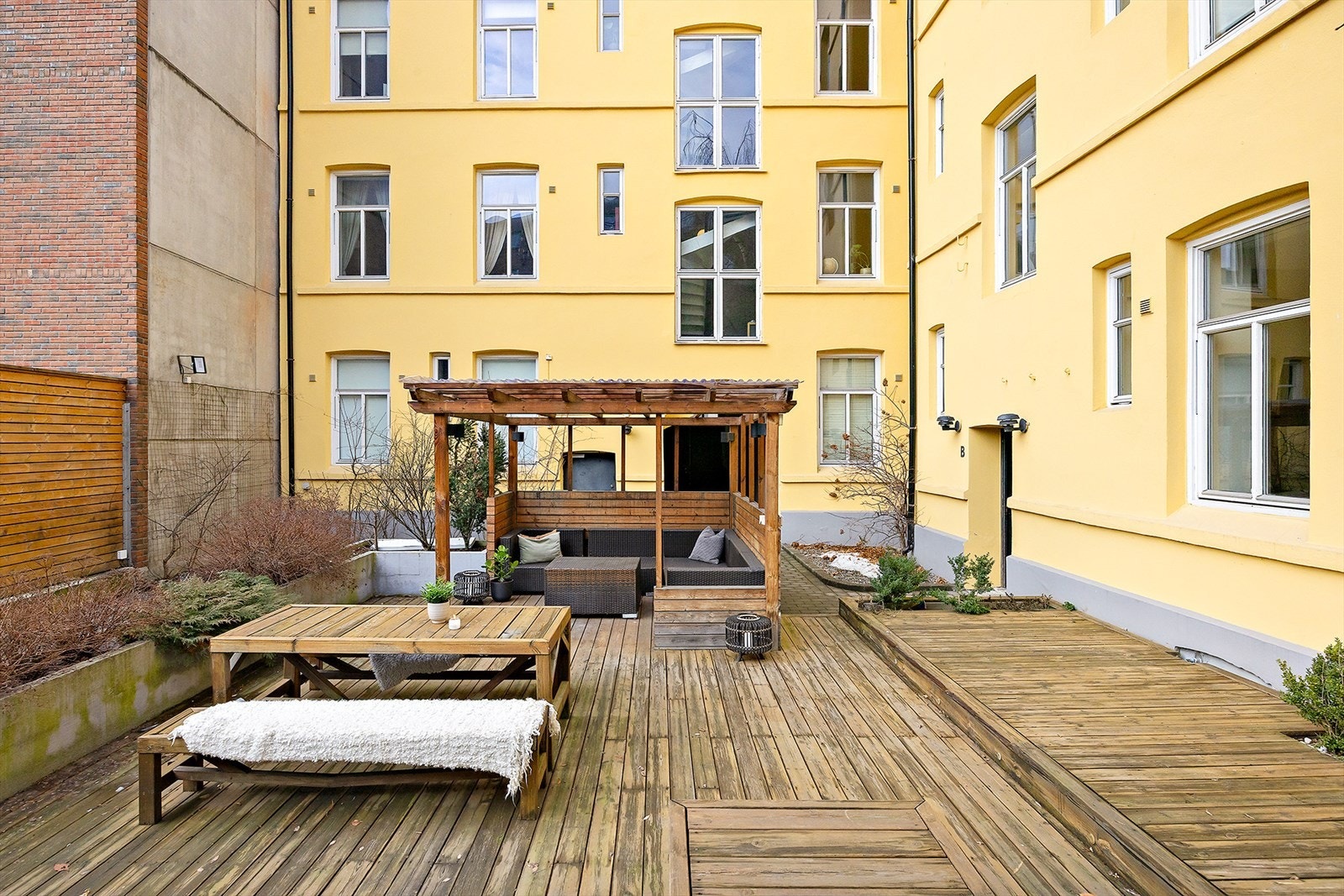 En pent opparbeidet bakgård med hyggelig og skjermet platting i bakgården med gode grillmuligheter og sosiale sammenkomster. Galleribilde