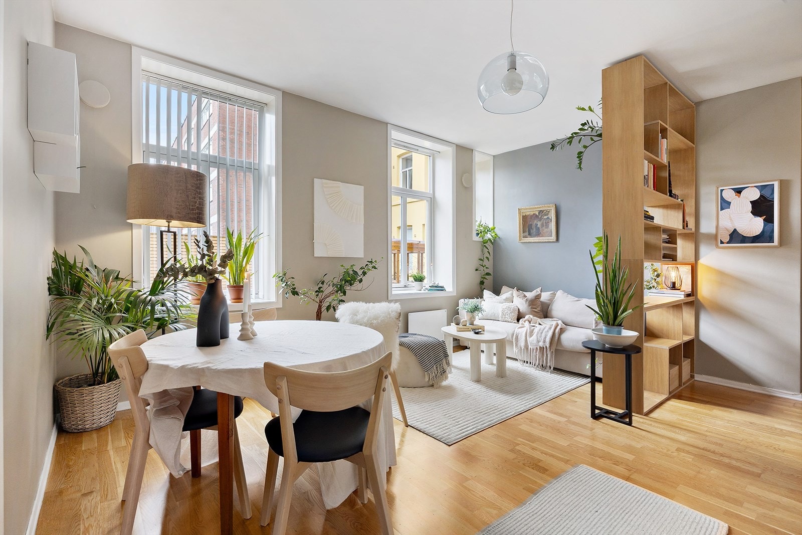 Velkommen til flotte Trondheimsveien 35B! Vender mot rolig bakgård. Her kan en flytte rett inn og trives fra første stund! - Har du noen spørsmål? Kontakt Mathias Skjeggedal ved Nordvik Grünerløkka. Foto: Junaid / Diakrit Galleribilde