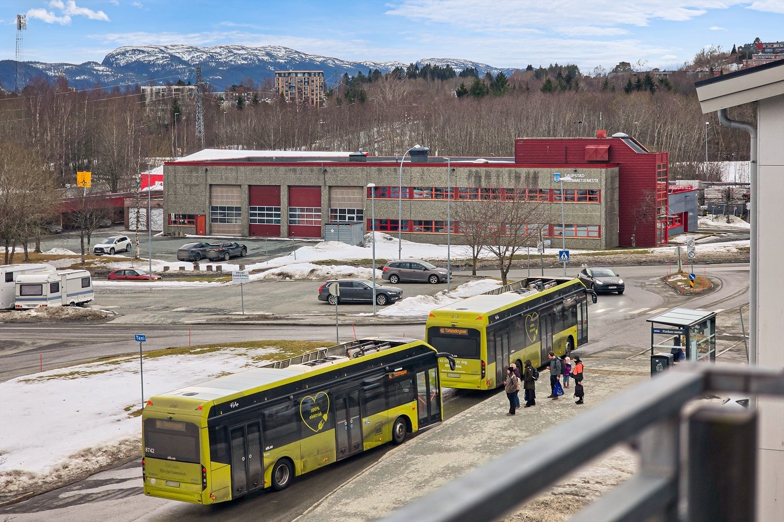 Det er bussholdeplass rett utenfor bygget Galleribilde