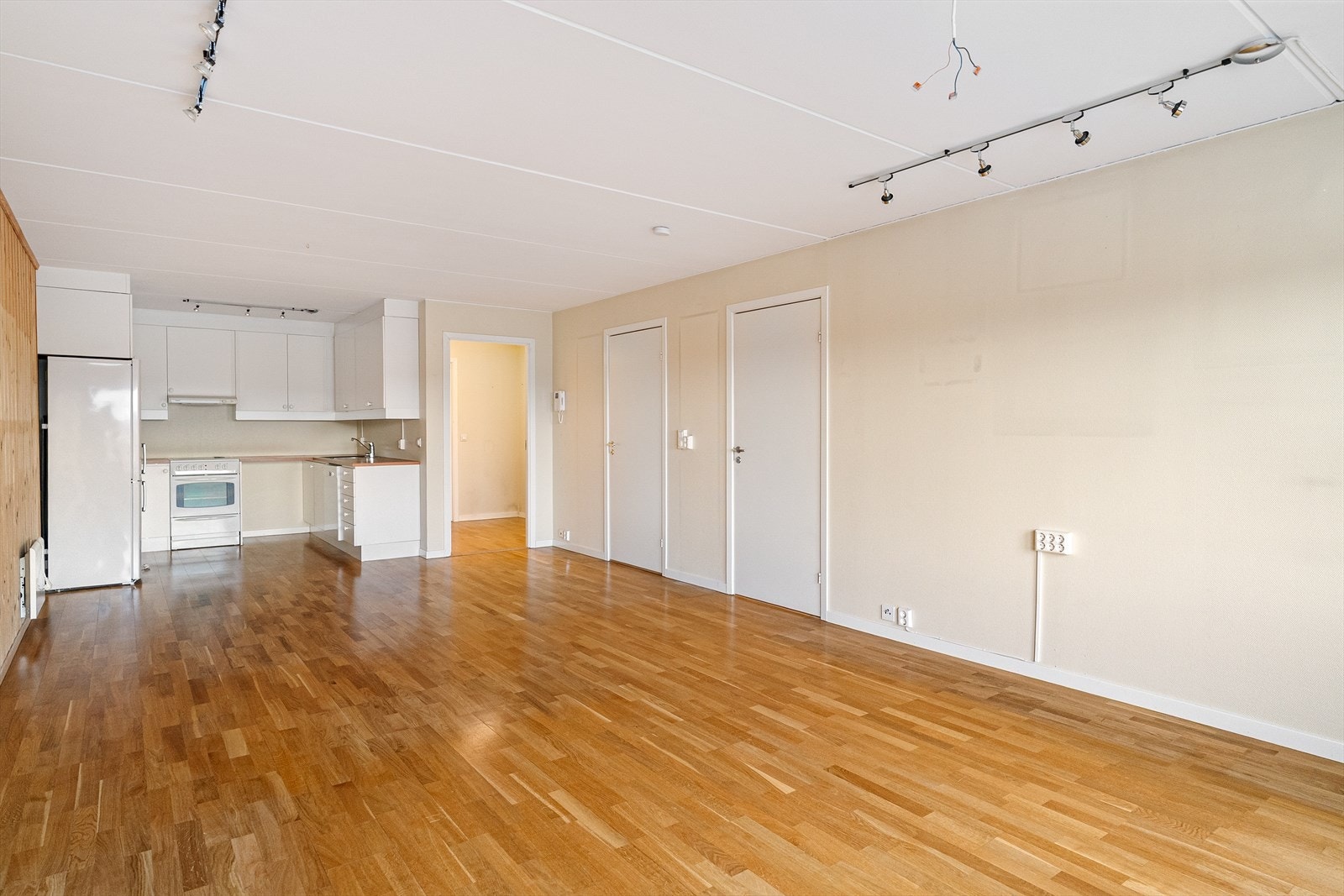 Stor stue med åpen løsning mot kjøkken Galleribilde