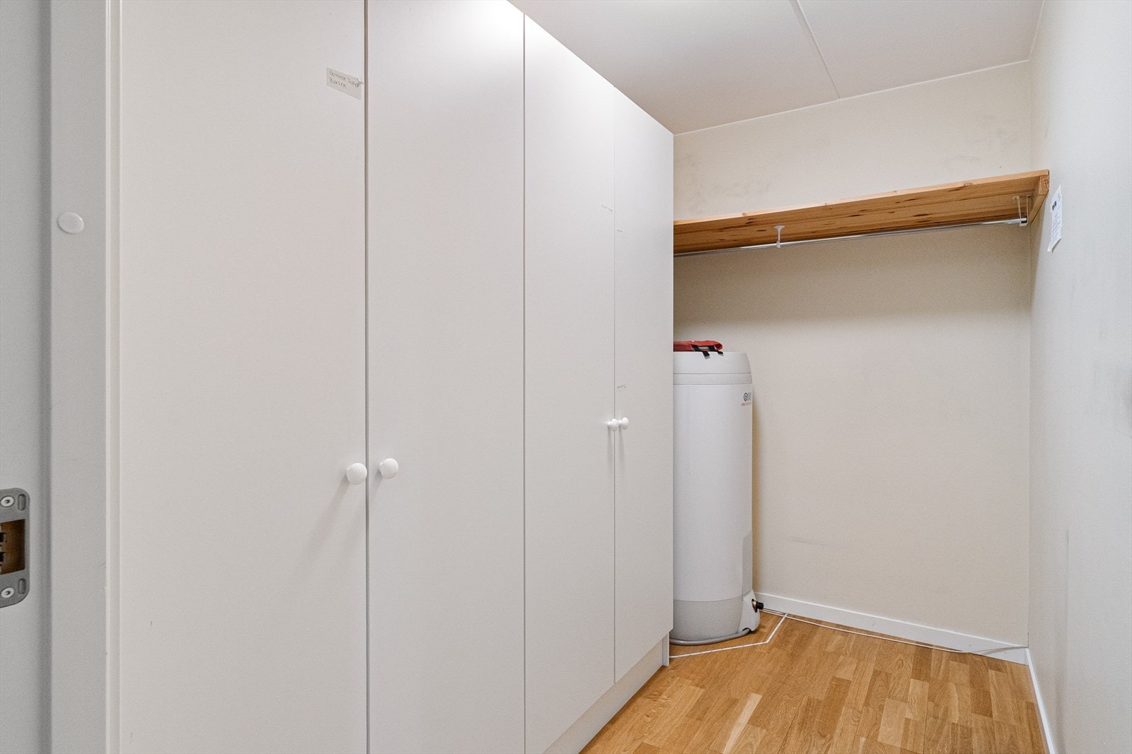 Innvendig bod. Det er også en bod ifbm parkeringsplassen i kjeller Galleribilde