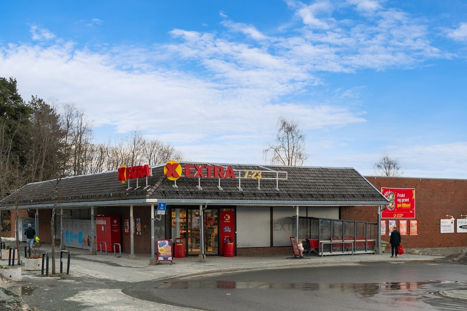 Det er kort veg til de fleste servicefasiliteter. Coop Ekstra i nabobygget Galleribilde