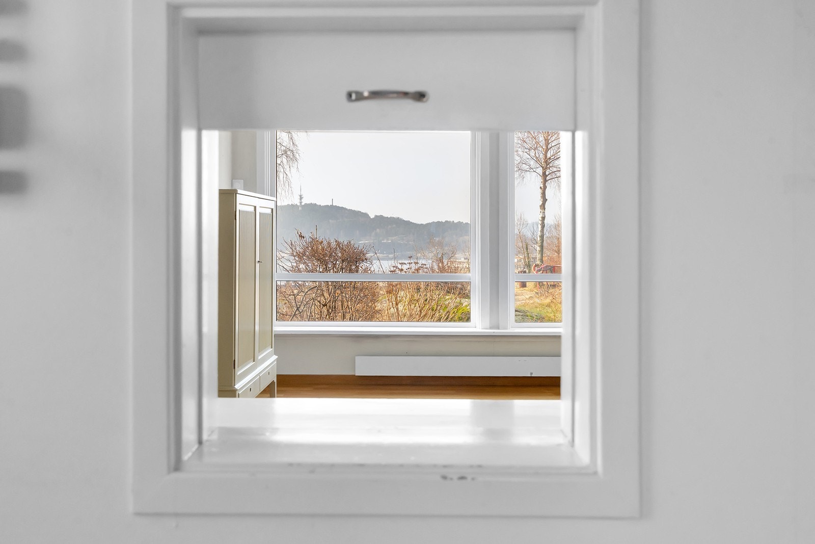 Luke i veggen mellom kjøkken og stue Galleribilde