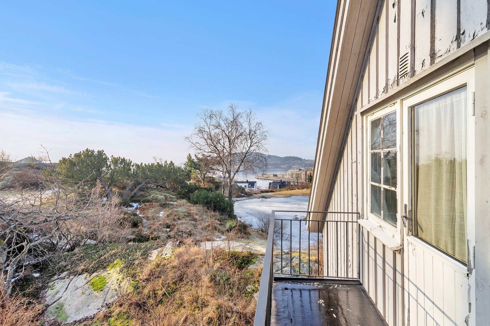 Utgang til solrik veranda fra hovedsoverom i loftsetasjen Galleribilde