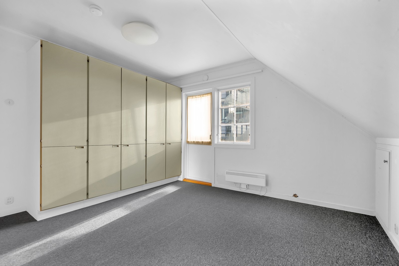 Hovedsoverom med utgang til solrik veranda Galleribilde