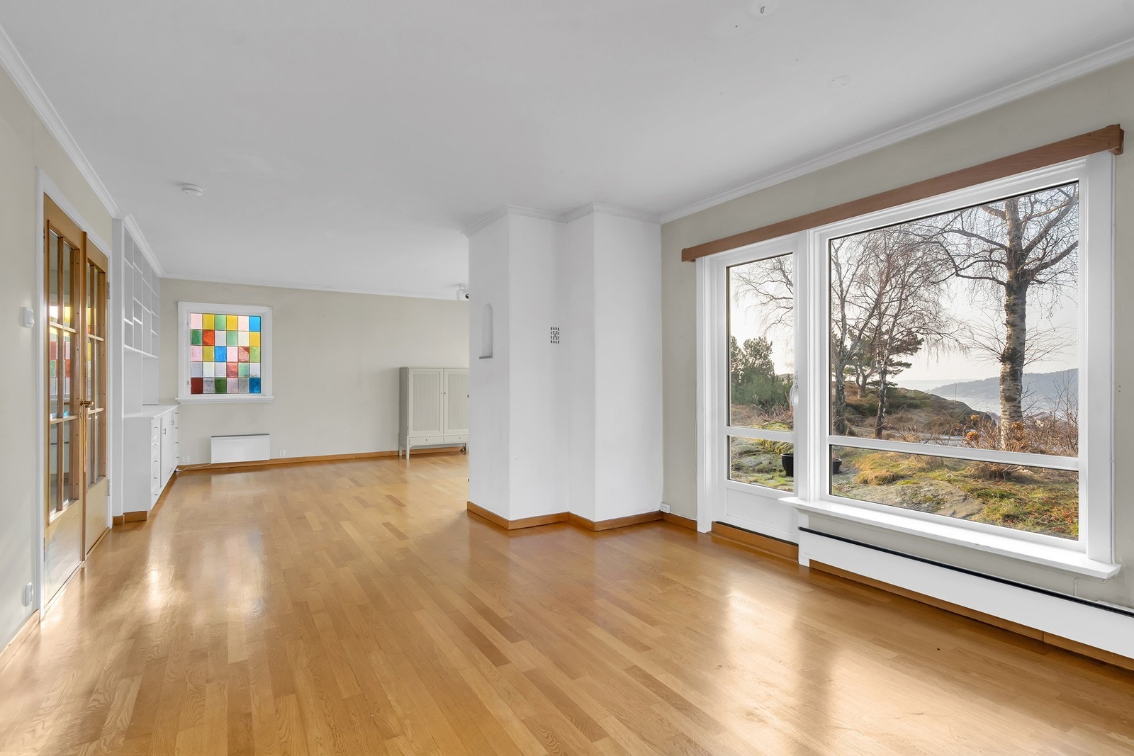 Lys og romslig stue/spisestue Galleribilde