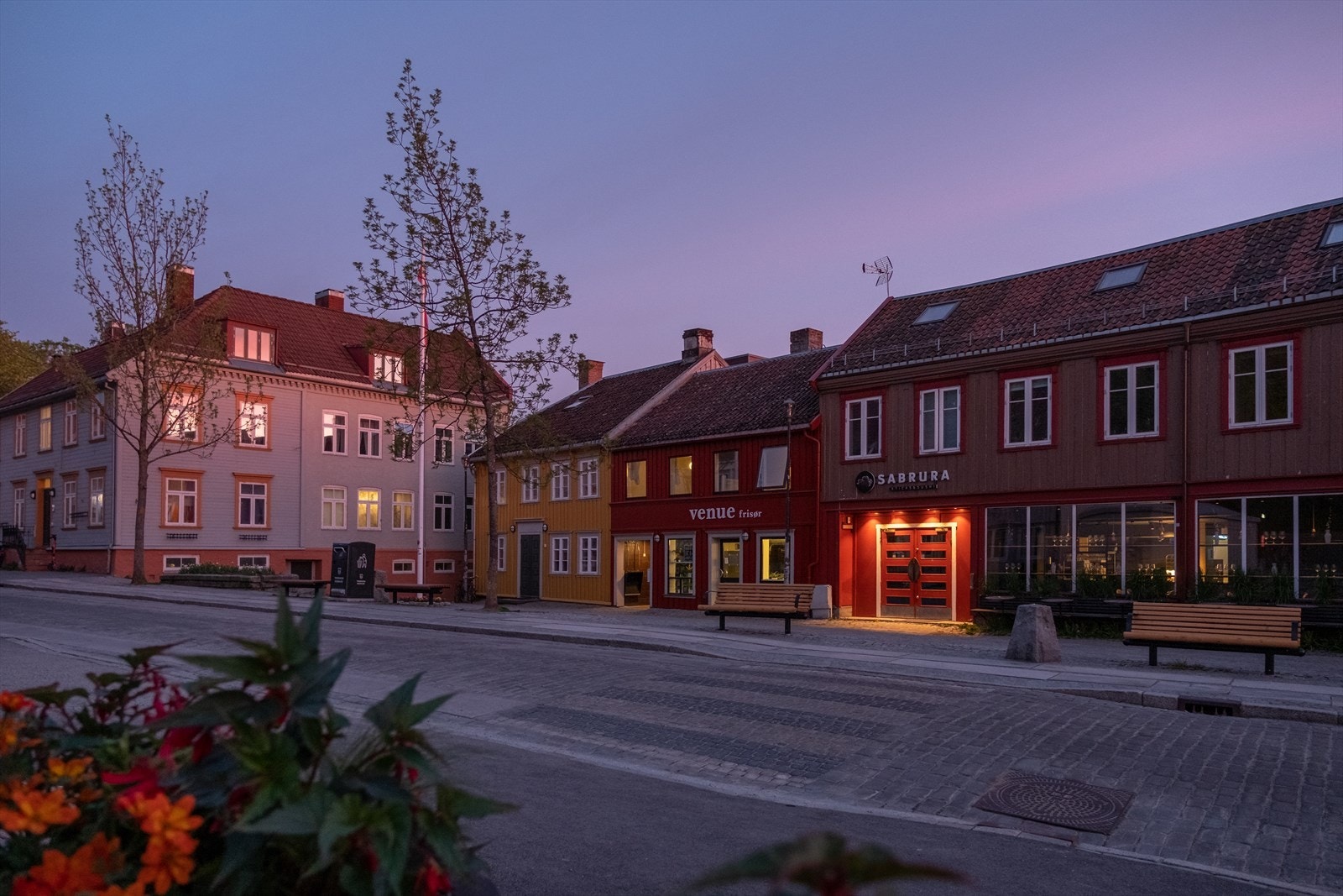 Fra utgangsdøra er det kun få meter til elvepromenaden langs Nidelva, de brosteinsbelagte gatene på Bakklandet og de mange nisjebutikkene og kafeene i gaten. Galleribilde