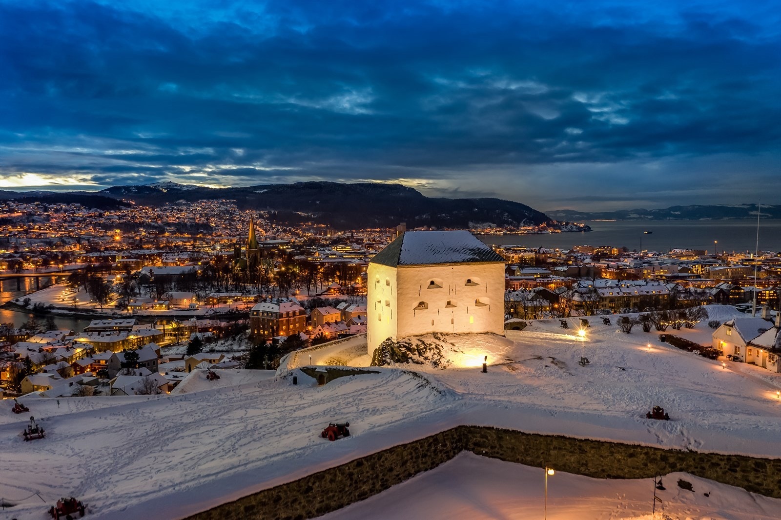 Videre kan man nyte finværsdagene ved Kristiansten Festning som kun er en liten rusletur unna. Festningsparken er et populært tilholdssted for mange når solen titter frem. Galleribilde
