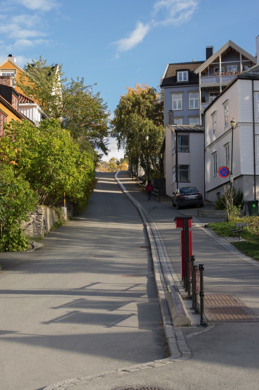 Hit kan man enten gå, eller trille sykkelen og ta sykkelheisen opp Brubakken. Sykkelheisen Trampe var i 1993 den første sykkelheisen i verden. Galleribilde