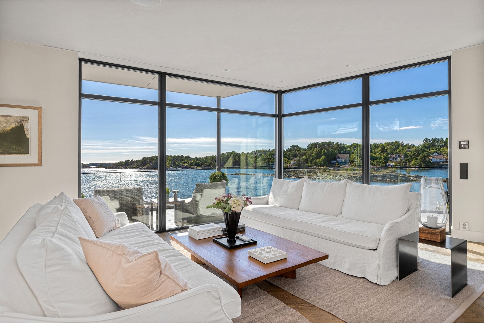 Boligen holder en gjennomgående svært høy standard, med eksklusive materialvalg, presise detaljer og et moderne, helhetlig uttrykk. Underetasjen byr på romslige og fleksible løsninger med tre soverom, to bad, TV-stue og tilleggsrom. Galleribilde