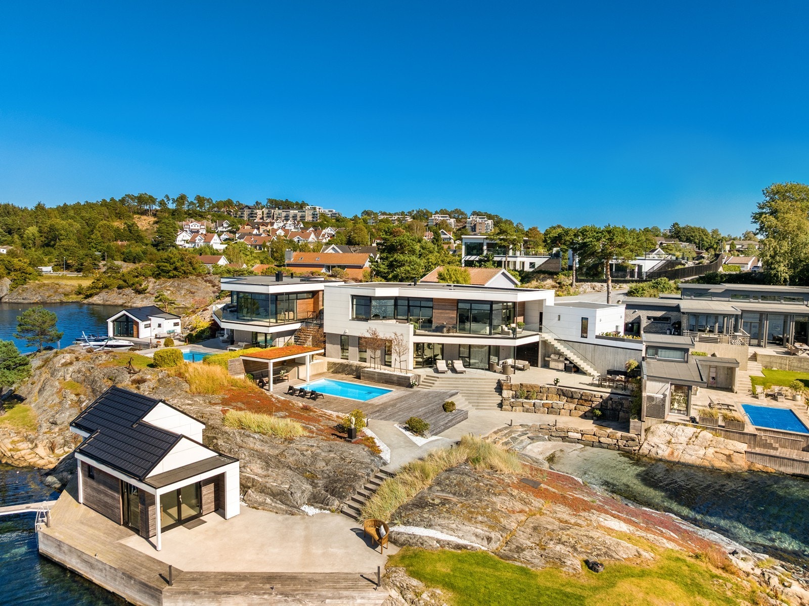 Enestående strandeiendom med panoramautsikt mot skjærgården - Basseng, Strand, Naust og Garasje - Eksklusive materialvalg! Galleribilde