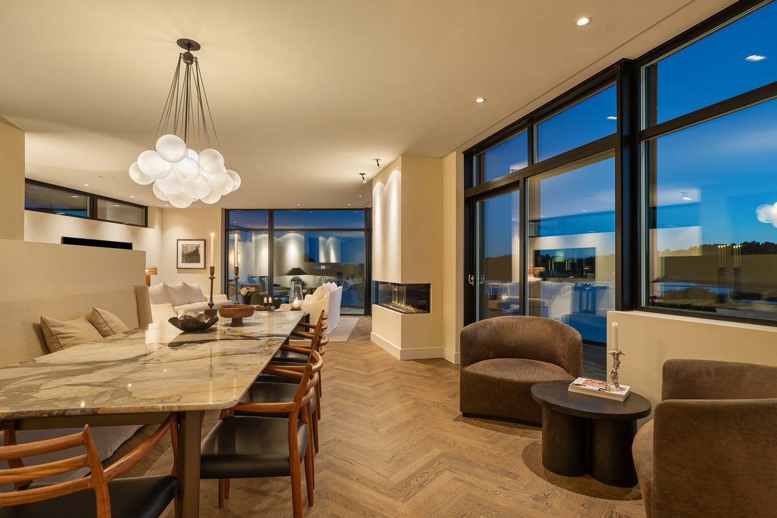 Nydelig spisestue med åpen løsning mot stue og kjøkken. Nyere fiskebein eikegulv. Galleribilde