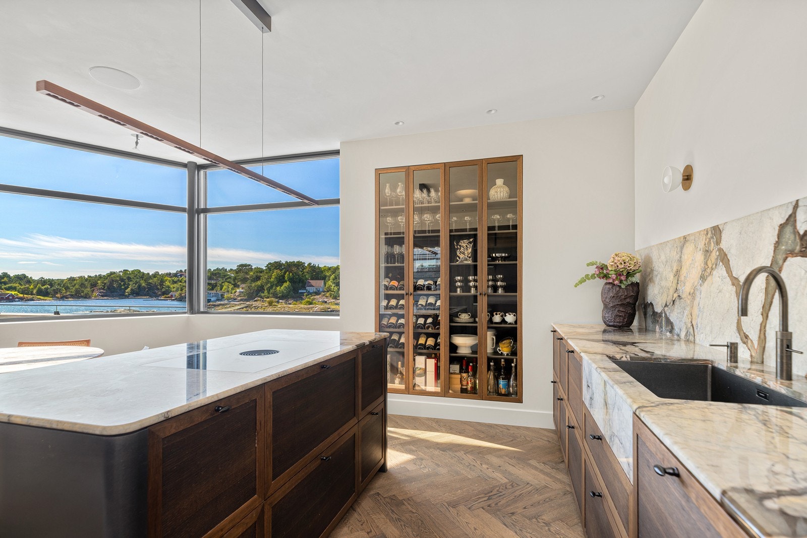 Det er plassbygget skap med vinhyller og oppbevaring til annet Galleribilde