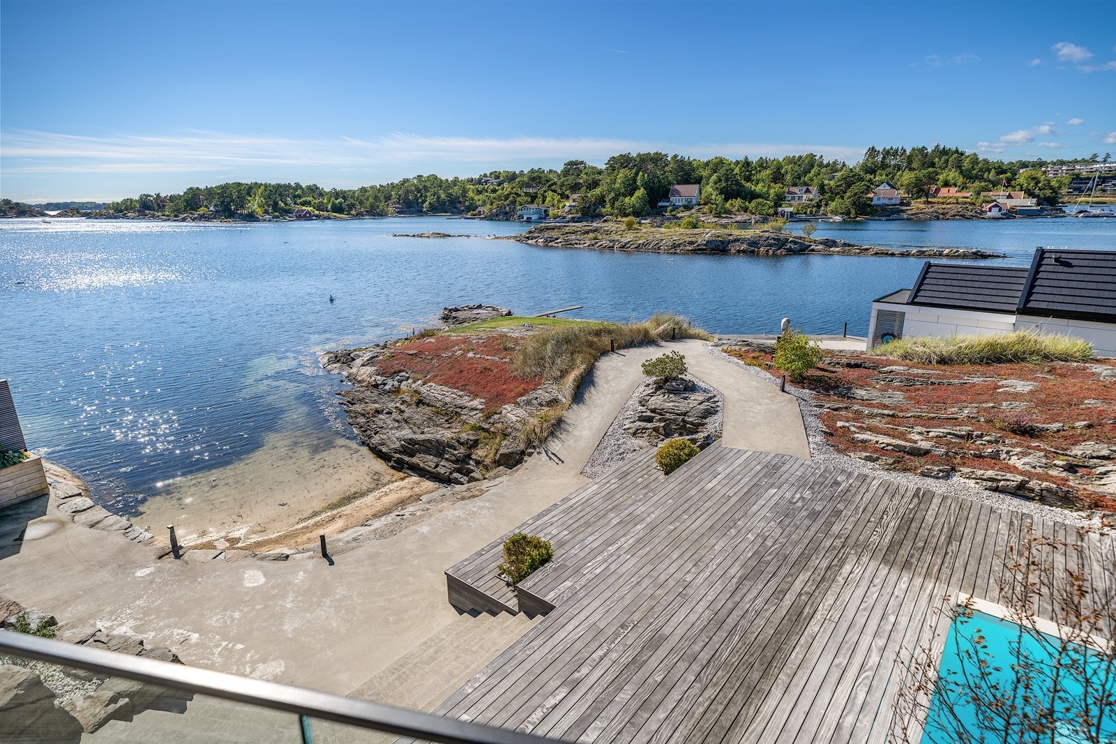 Eiendommen er pent opparbeidet med stier og beplantning Galleribilde