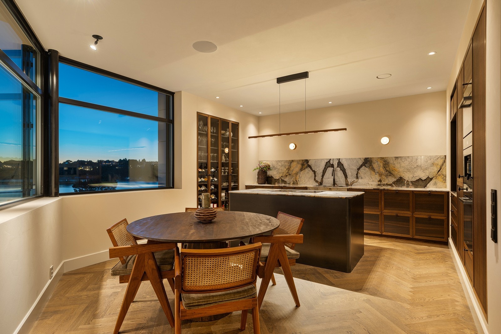 Her er det god plass til en mindre spisegruppe - perfekt til frokosten Galleribilde