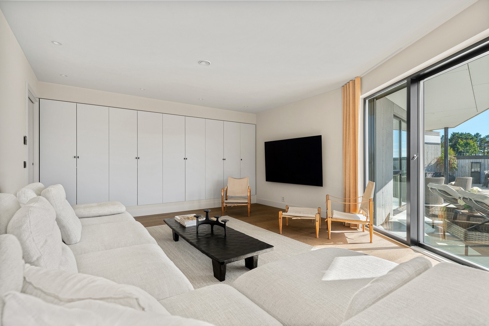 Rikelig med oppbevaringsplass i stue Galleribilde