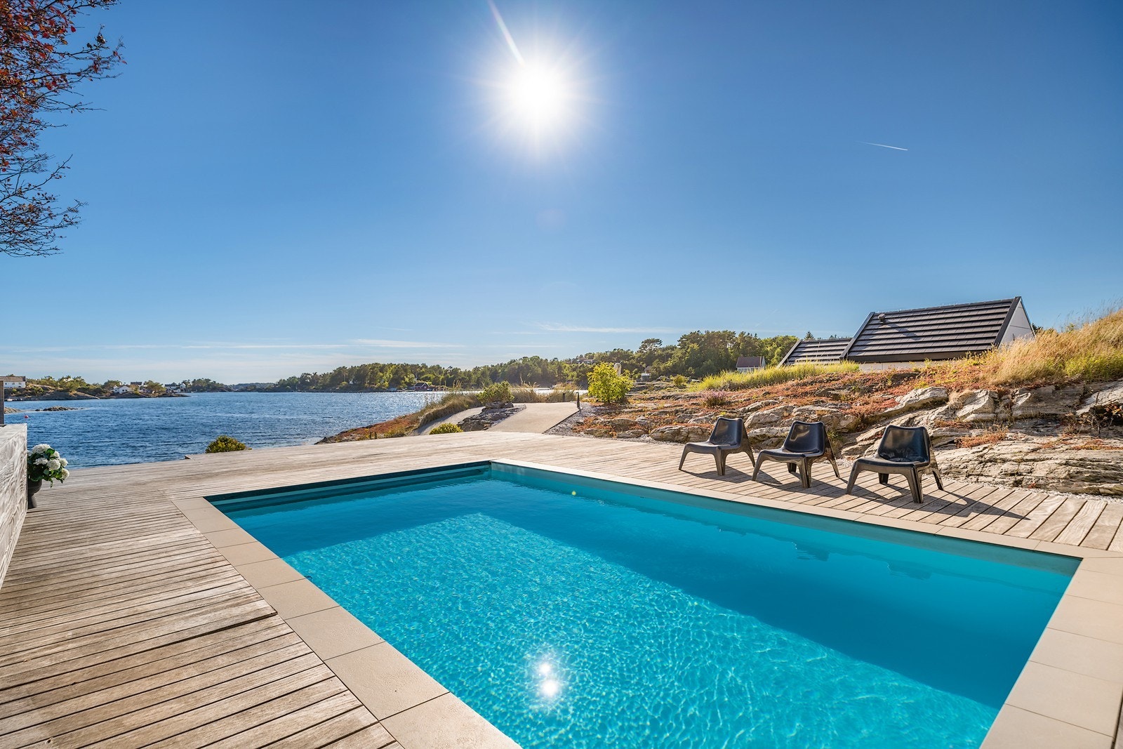 Fantastiske, skjermede uteområder med terrasse, basseng og flere sosiale soner Galleribilde