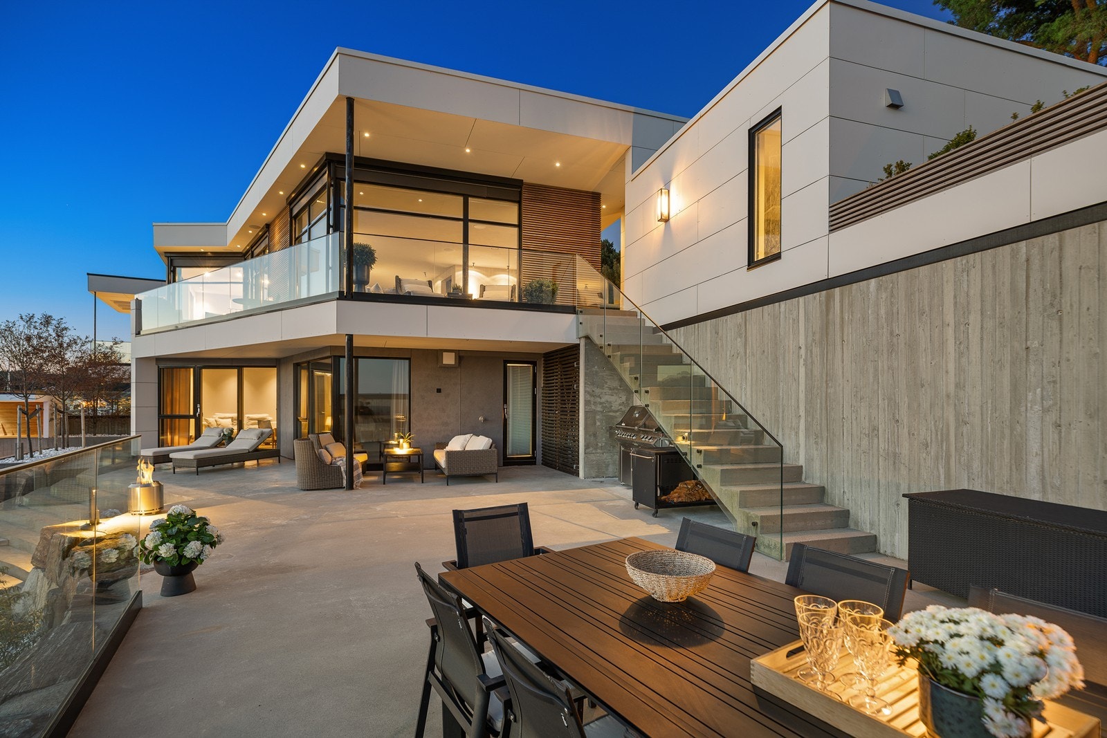 Uteområde med god plass til spisegruppe og tilhørende møblement. Galleribilde