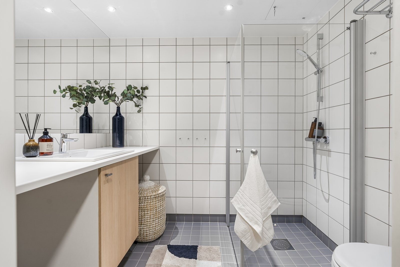 Badet er delikat innredet med tidsriktige fliser, downlights i himling og gulvvarme. Galleribilde
