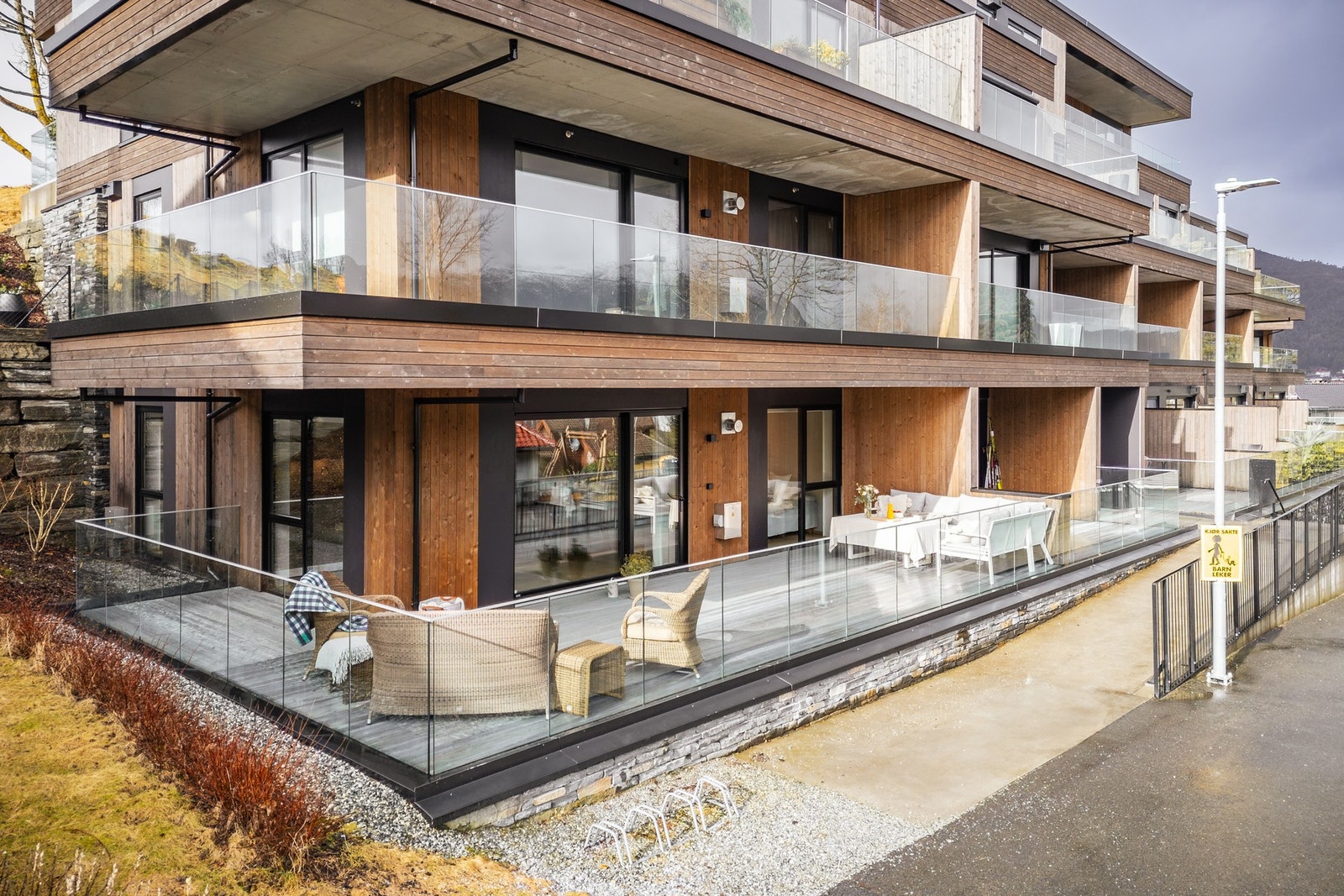 - Bygget er fra 2023, og kan skilte med kvaliteter som kjøkken fra Sigdal, 1-stavs parkett, gasspeis, vannbåren varme - Galleribilde