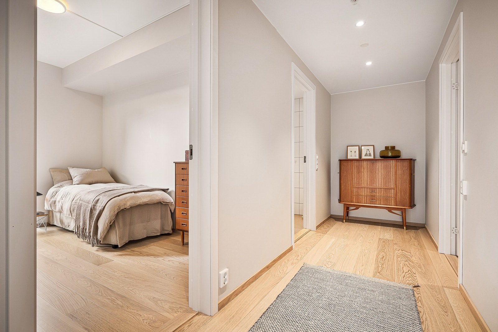 -Det andre soverommet har tilkomst fra gangen - Galleribilde