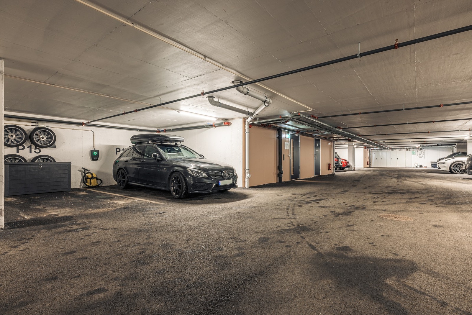 - Leiligheten disponerer egen fast garasjeplass i underetasjen, her er det også montert EL-billader - Galleribilde