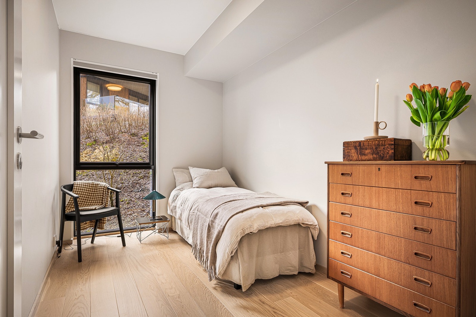 - Dette rommet er også av god størrelse, og har plass til seng, nattbord og garderobe - Galleribilde