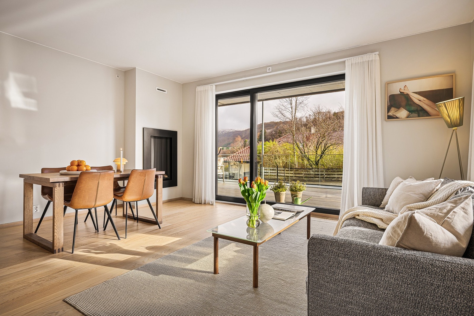 - Fra stuen er det også utgang til uteplassen - Galleribilde