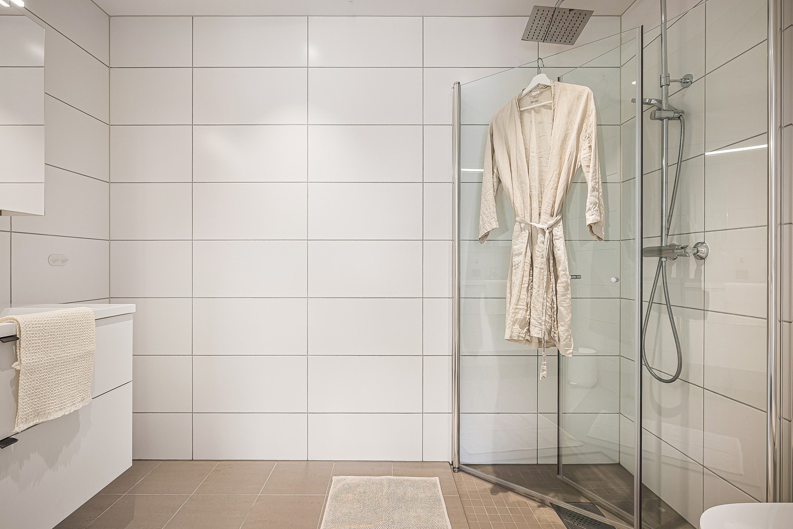 - Badene består av vegghengt toalett, dusj, servant, speil og belysning - Galleribilde