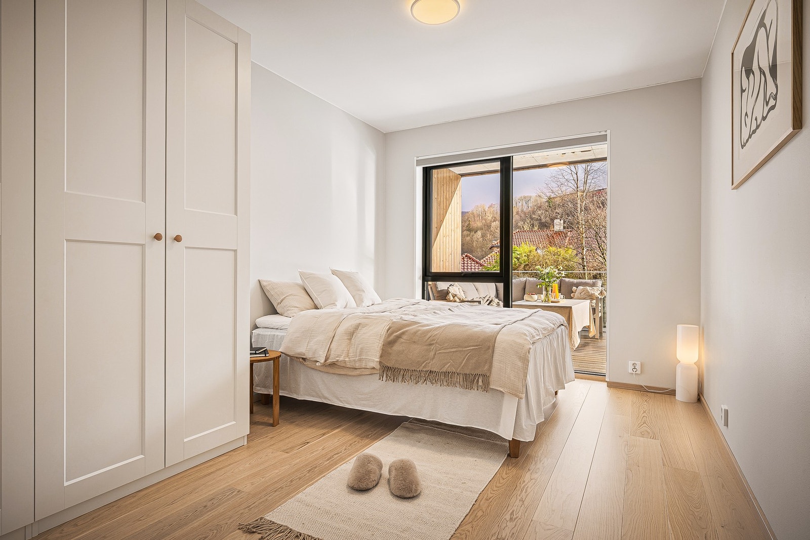 - Her er det god plass til seng, nattbord og garderobe, garderobene kan for øvrig følge handelen - Galleribilde