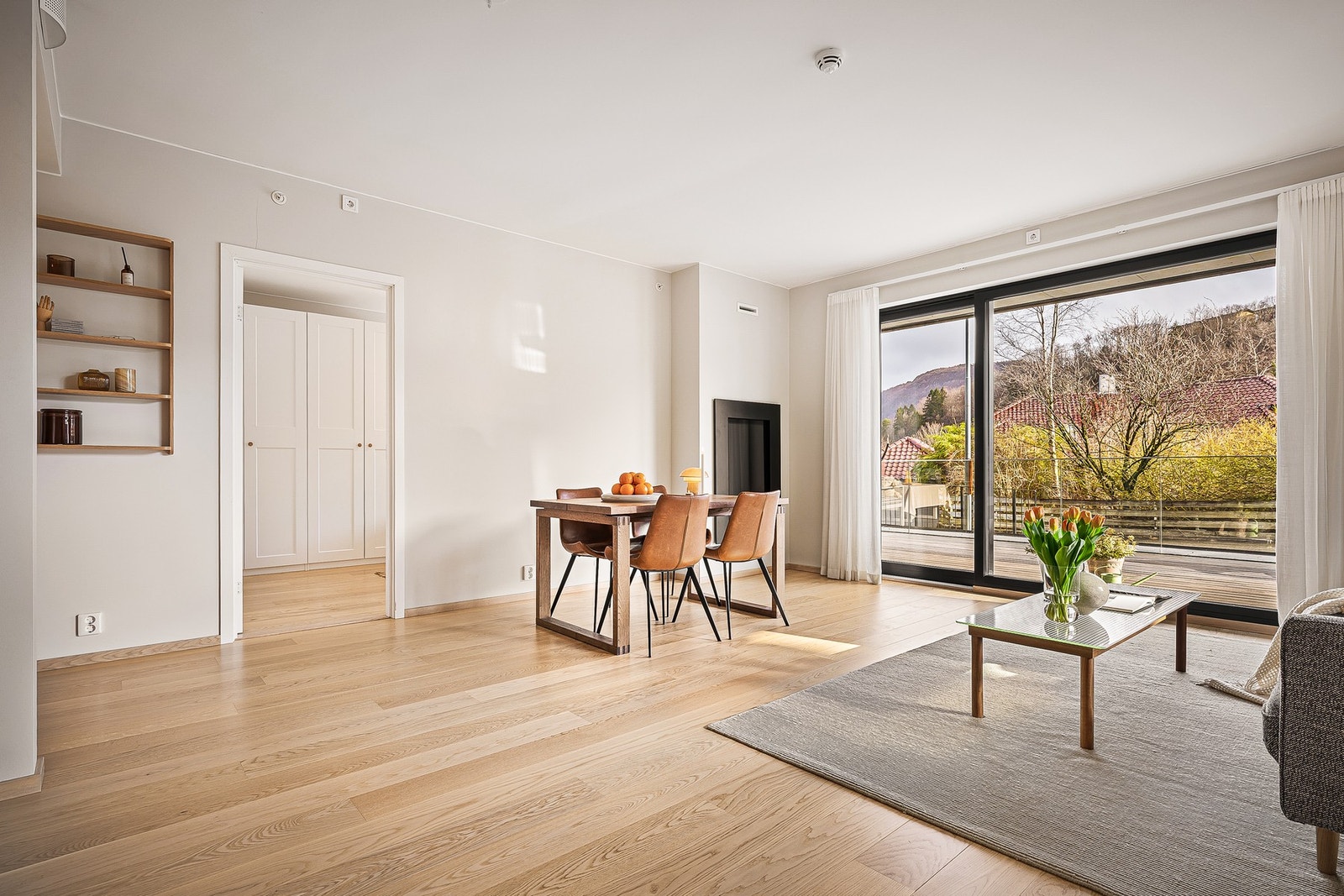 - Fra stuen er det også inngang til hovedsoverommet og eget bad - Galleribilde